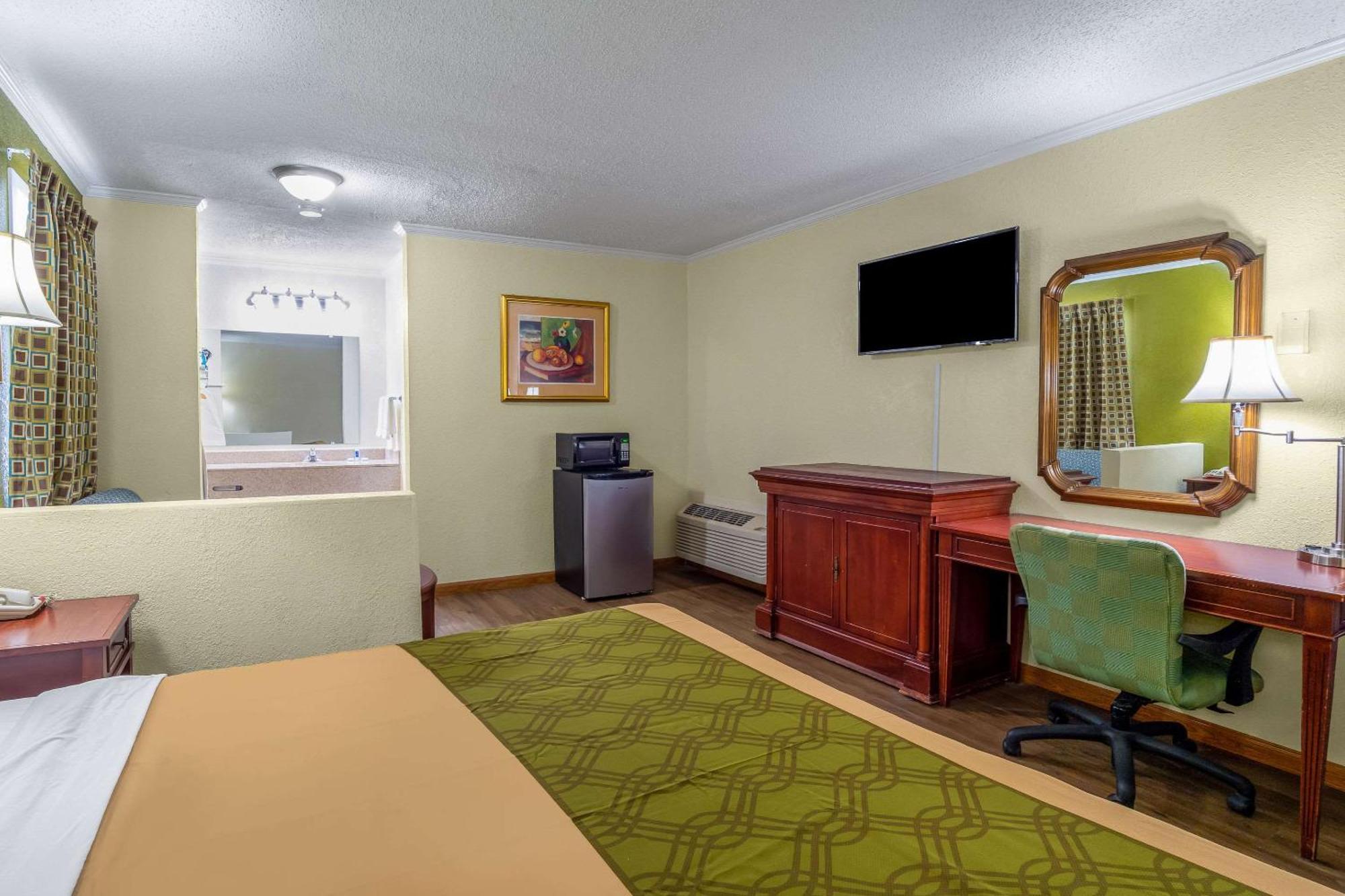 Rodeway Inn & Suites Fort Jackson Columbia Exterior foto